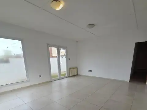 Casa 8 ambientes con 2 baños