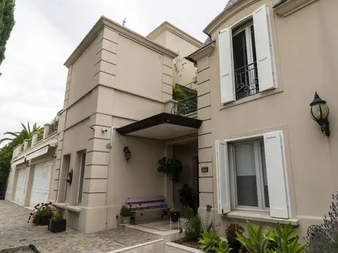 Casa 15 ambientes con 5 baños