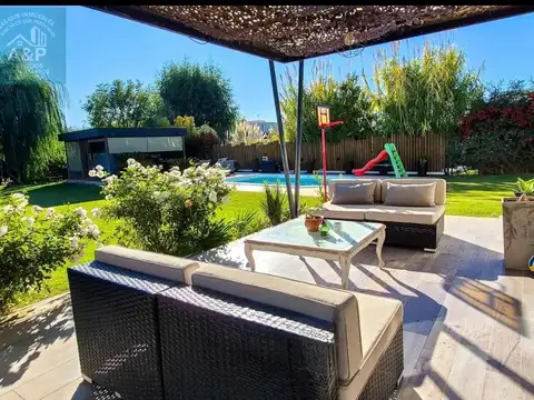 Casa en Venta con 4 cocheras