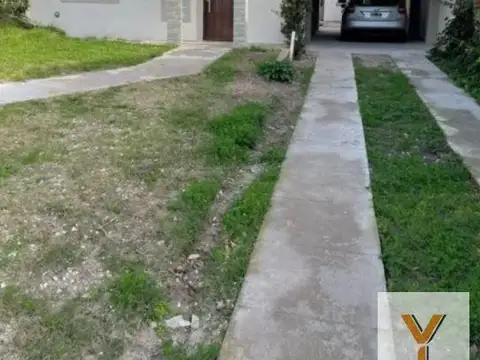 Casa en venta - 5 dormitorios 4 baños - 400mts2 - Mar De Ajó