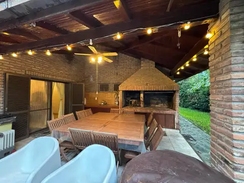 Venta casa con pileta en Club de Campo Aranzazu