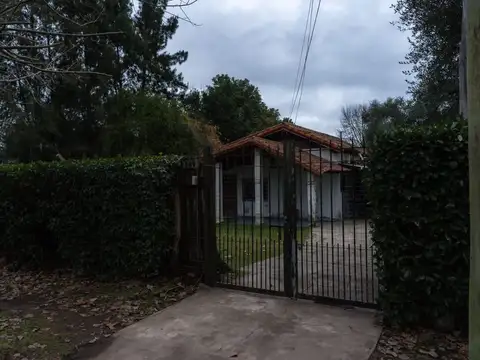 VENTA CASA CON PILETA, PARQUE Y PARRILA MARCOS PAZ