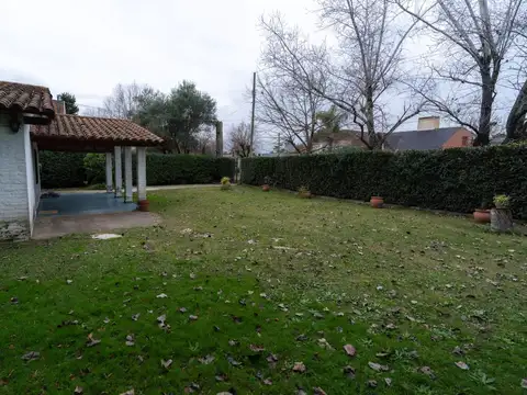 VENTA CASA CON PILETA, PARQUE Y PARRILA MARCOS PAZ