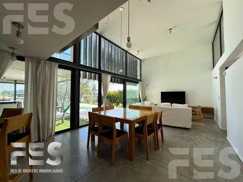 Casa en Venta con 2 cocheras