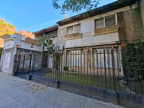Casa vecina a plaza Arenales, Devoto p/remodela