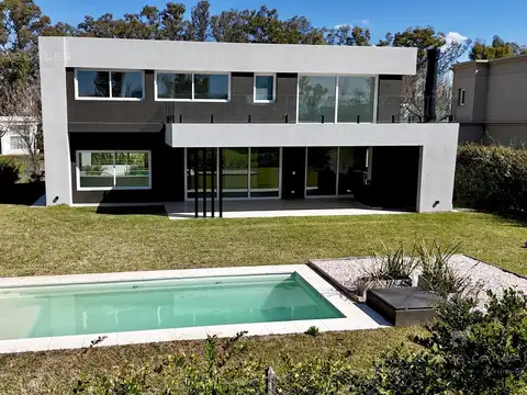 Casa 5 ambientes con 4 baños