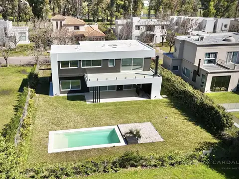 Casa en Alquiler con 1 cochera