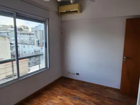 DEPARTAMENTO 3 AMBIENTES AL FRENTE CON BALCÓN Y COCHERA FIJA