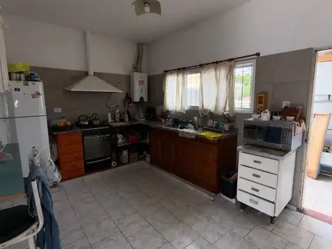 Casa 7 ambientes con 2 baños