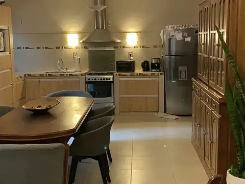 Casa 9 ambientes con 3 baños