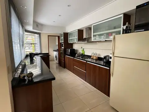 Casa 9 ambientes con 4 baños