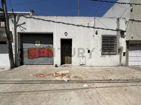 67 e/ 1 y 2 Excelente Galpon de 283 mts cubiertos