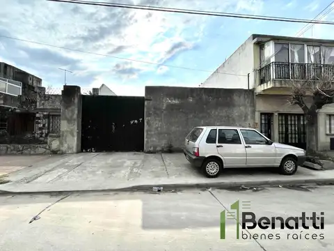 Cochera cubierta con portón automático