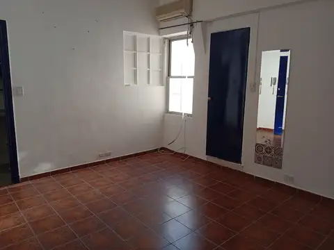 Excelente monoambiente con cocina independiente 