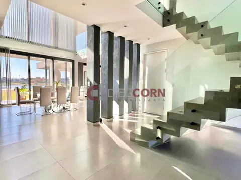 Casa en Venta con 6 cocheras