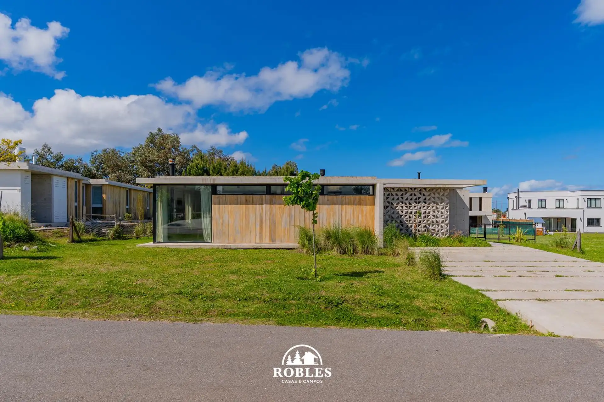 Casa estilo moderno en el exclusivo barrio Casonas del Haras