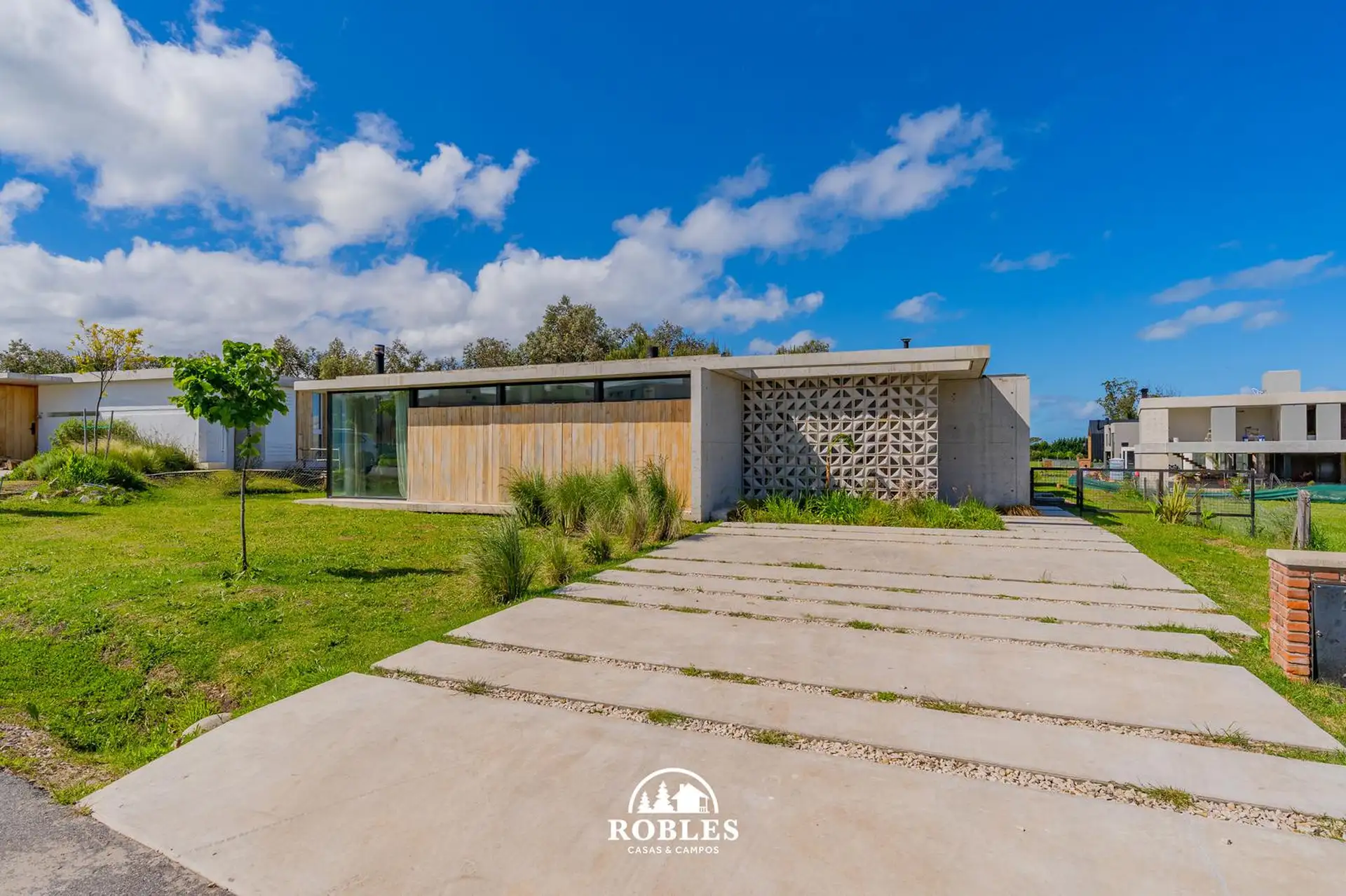 Casa estilo moderno en el exclusivo barrio Casonas del Haras