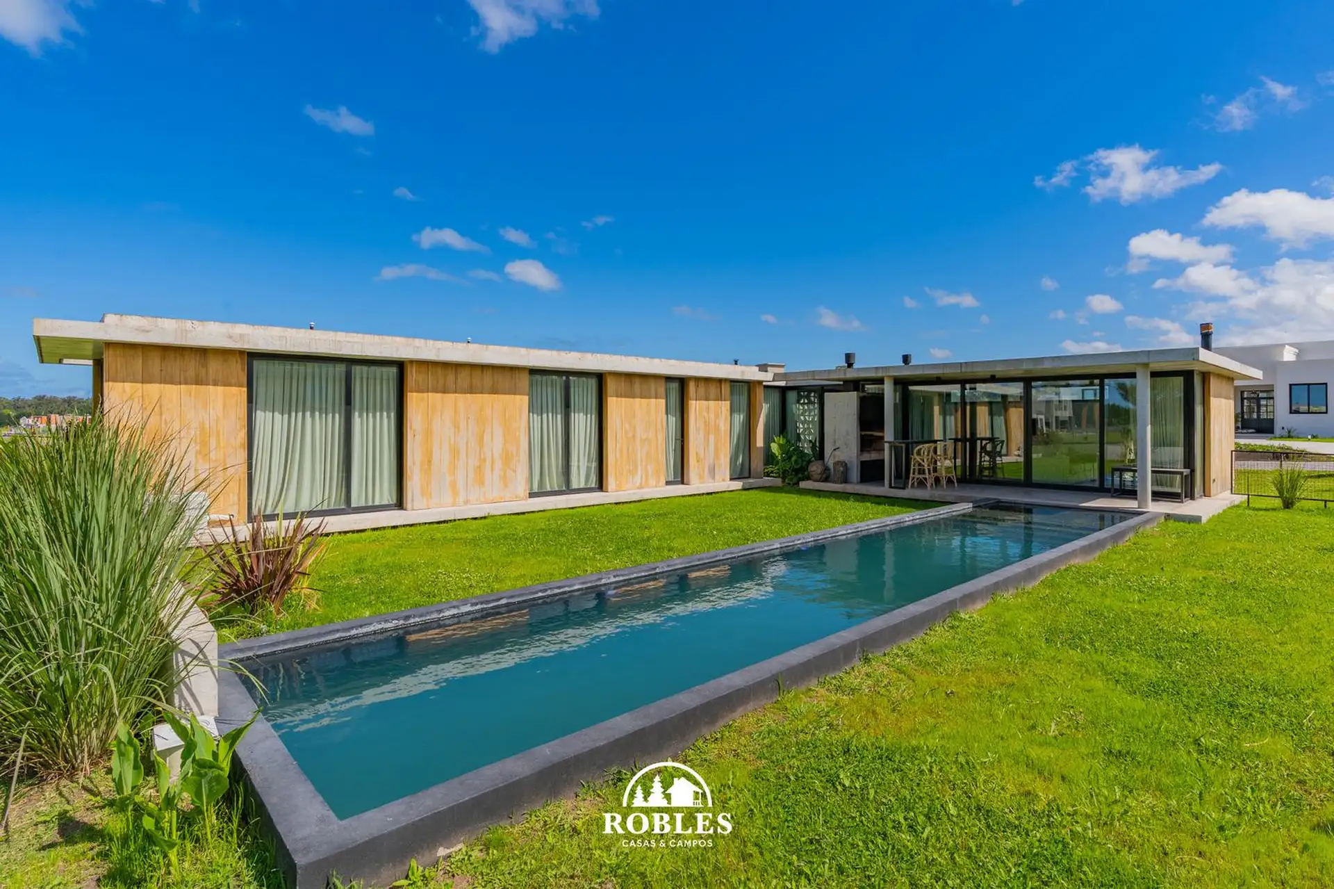 Casa estilo moderno en el exclusivo barrio Casonas del Haras