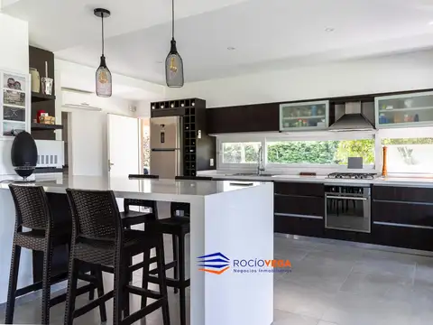 Casa en Venta con 2 cocheras