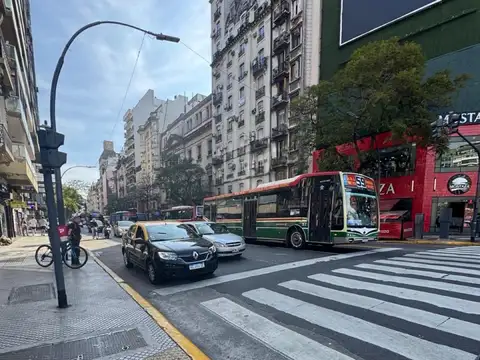 Local OPORTUNIDAD impecable Av  Santa Fe y Cerrito en galeria  ideal  inversion con renta asegurada