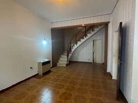 Casa 8 ambientes con 2 baños