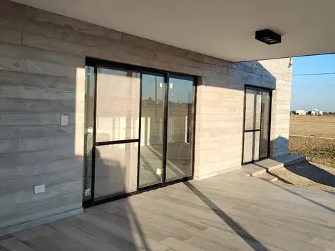 Casa en Alquiler con 2 cocheras