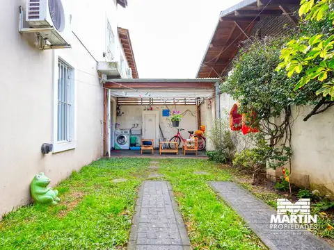 Casa Dúplex en venta en Olivos 4 ambientes, baño y toilette, jardín con quincho y cochera.