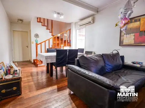 Casa Dúplex en venta en Olivos 4 ambientes, baño y toilette, jardín con quincho y cochera.