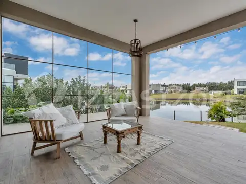 Casa en venta de 4 dormitorios en Carpinchos Nordelta al agua