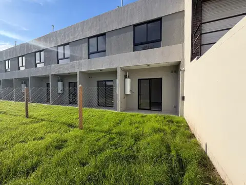 Dúplex en venta de 2 dormitorios c/ cochera en San Miguel financiado
