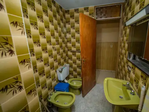 CASA DE DOS PLANTAS. 4 DORM Y 3 BAÑOS. CAPITAL