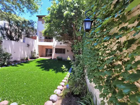 VENTA CASA 6 AMB C/ QUINCHO, JARDIN, ATICO,TERRAZA