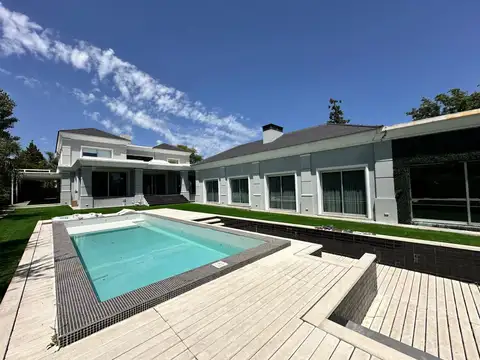 Casa en Venta con 3 cocheras
