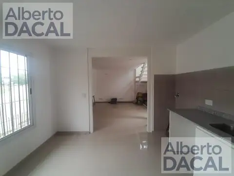 Muy buena casa totalmente reciclada a nueva en colectora acceso a la ciudad. Dos dormitorios y dos b
