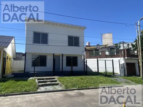 Muy buena casa totalmente reciclada a nueva en colectora acceso a la ciudad. Dos dormitorios y dos b