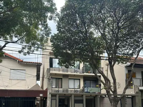 FLORIDA OESTE 3 ambientes contrafrente con balcón. 2 baños. 2 dormitorios 1 en suite. Cocina Integrada