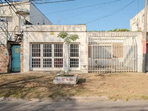Venta casa de 2 dormitorios, doble cochera y jardín  barrio Las Heras, Rosario