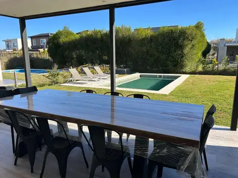 Casa en Alquiler de 4 dormitorios