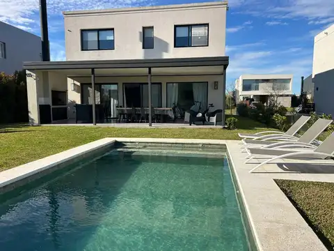 Casa en Alquiler con 3 cocheras