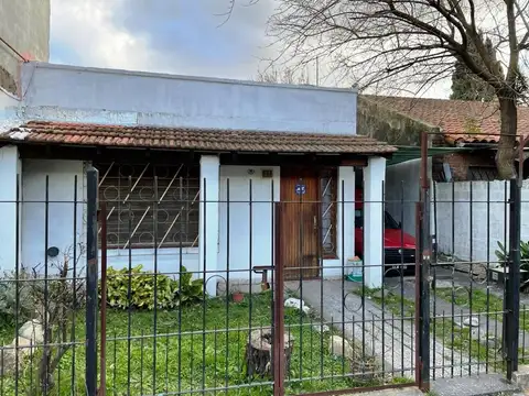 CASA DE 2 DORMIT + 2 DEPARTAMENTOS DE 2 AMB COMO RENTA.(OPCION POSIBLE QUINCHO)
