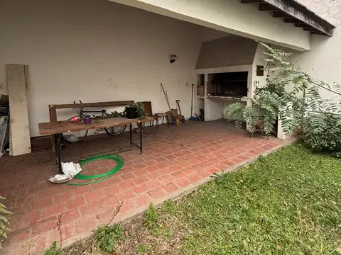 Casa 5 ambientes con 2 baños