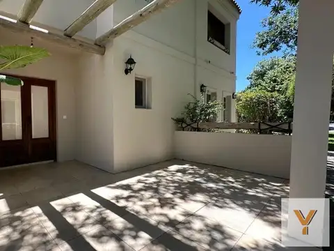 Casa en venta - 5 Dormitorios 4 Baños - Pilar