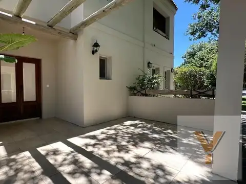 Casa en venta - 5 Dormitorios 4 Baños - Pilar