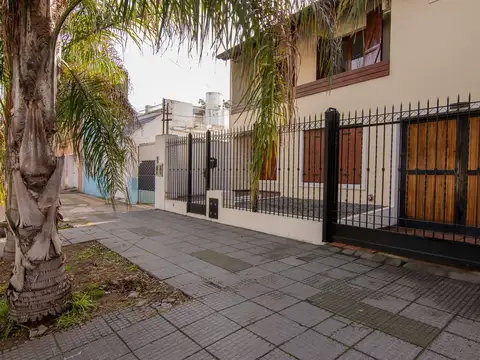 CASA EN VENTA. MORÓN. 3 HABITACIONES. PILETA