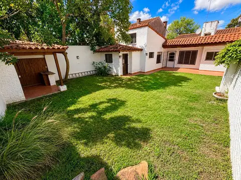 En Venta Casa Con parque, Cochera y Excelente ubicación