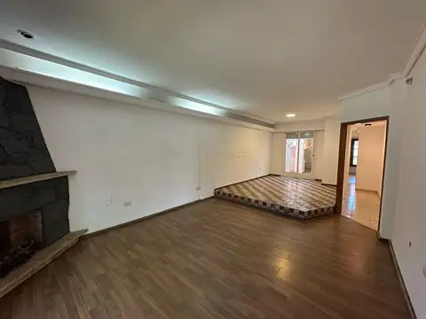 En Venta Casa Con parque, Cochera y Excelente ubicación