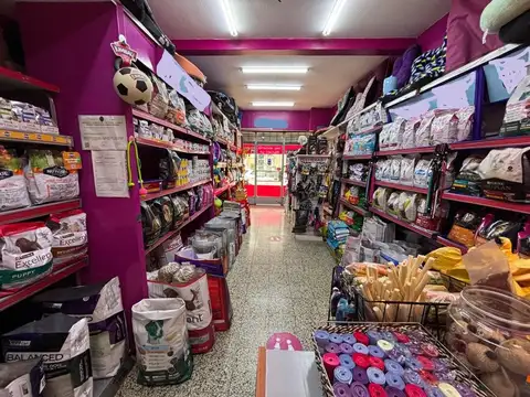 Excelente local en zona comercial sobre Ugarte de 52 m2 apto