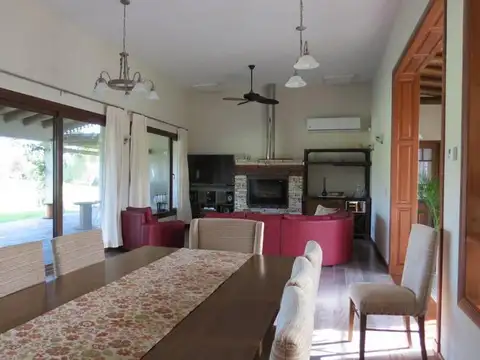 Casa 8 ambientes con 4 baños