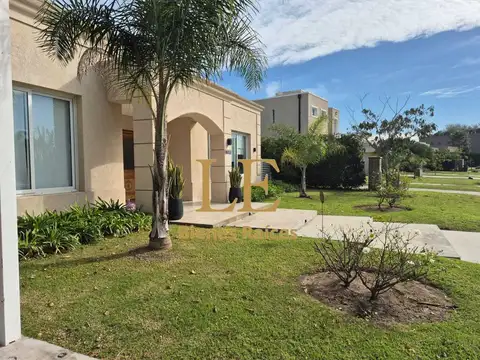 Casa 4 ambientes con 4 baños