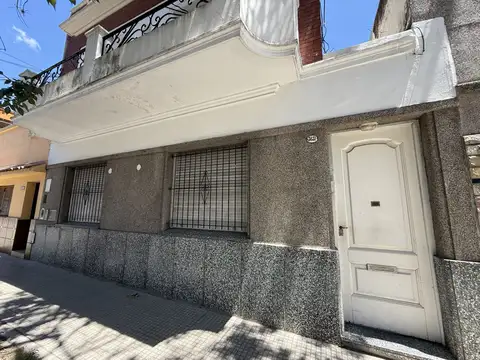 PH DE 2 AMB Y MEDIO- PLANTA BAJA AL FRENTE, HALL DE RECEPCION, GRAN SUPERFICIE: 49M2, Sin expensas. ACTUALMENTE RENTADO 